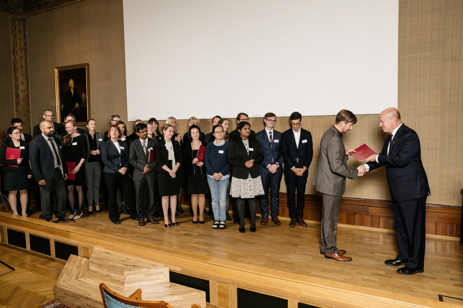 SSMF:s ordförande Mats Ulfendal delar ut diplom till SSMF:s stipendiater, Svenska Läkaresällskapet i Stockholm, den 4 oktober 2016. Fotograf: Hans Ericksson